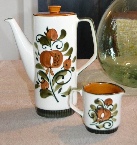 ensemble cafetière et théière sur un plateau im Kanton Waadt