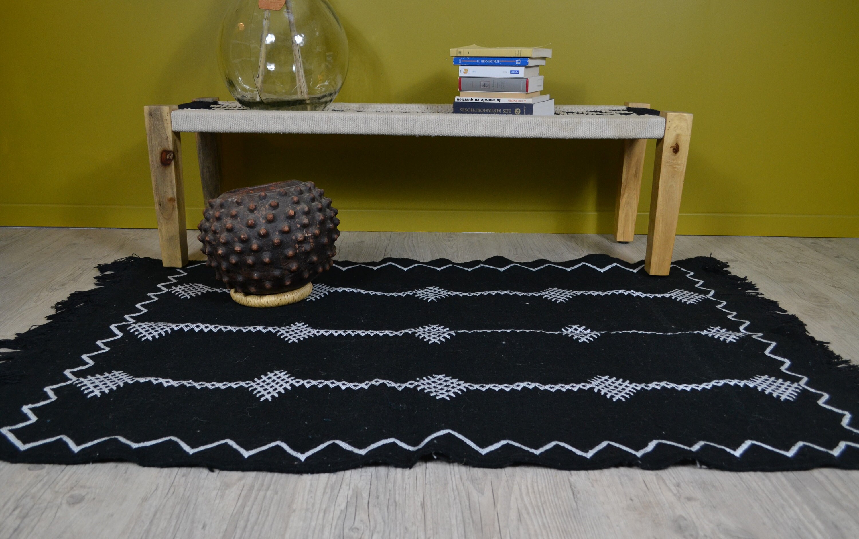 Authentique Tapis Marocain Kilim/ Dimensions 100x160 cm/ Berbere Noir et Blanc Pur Laine/ Tenture Mu