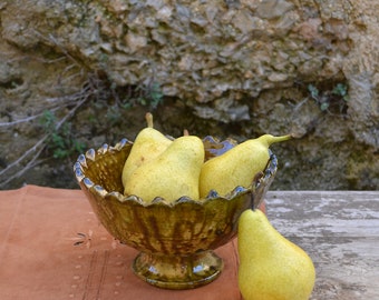 Coupe dentellée sur pied/ Poterie de TAMEGROUTE brute, authentique et parfaitement imparfaite/ céramique marocaine couleur vert-brun/ déco