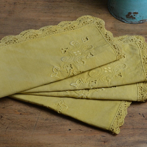 4 serviettes de table en lin, monogramme, broderie et dentelle/ teinture naturelle sur linge ancien début XX siecle/ linge ancien