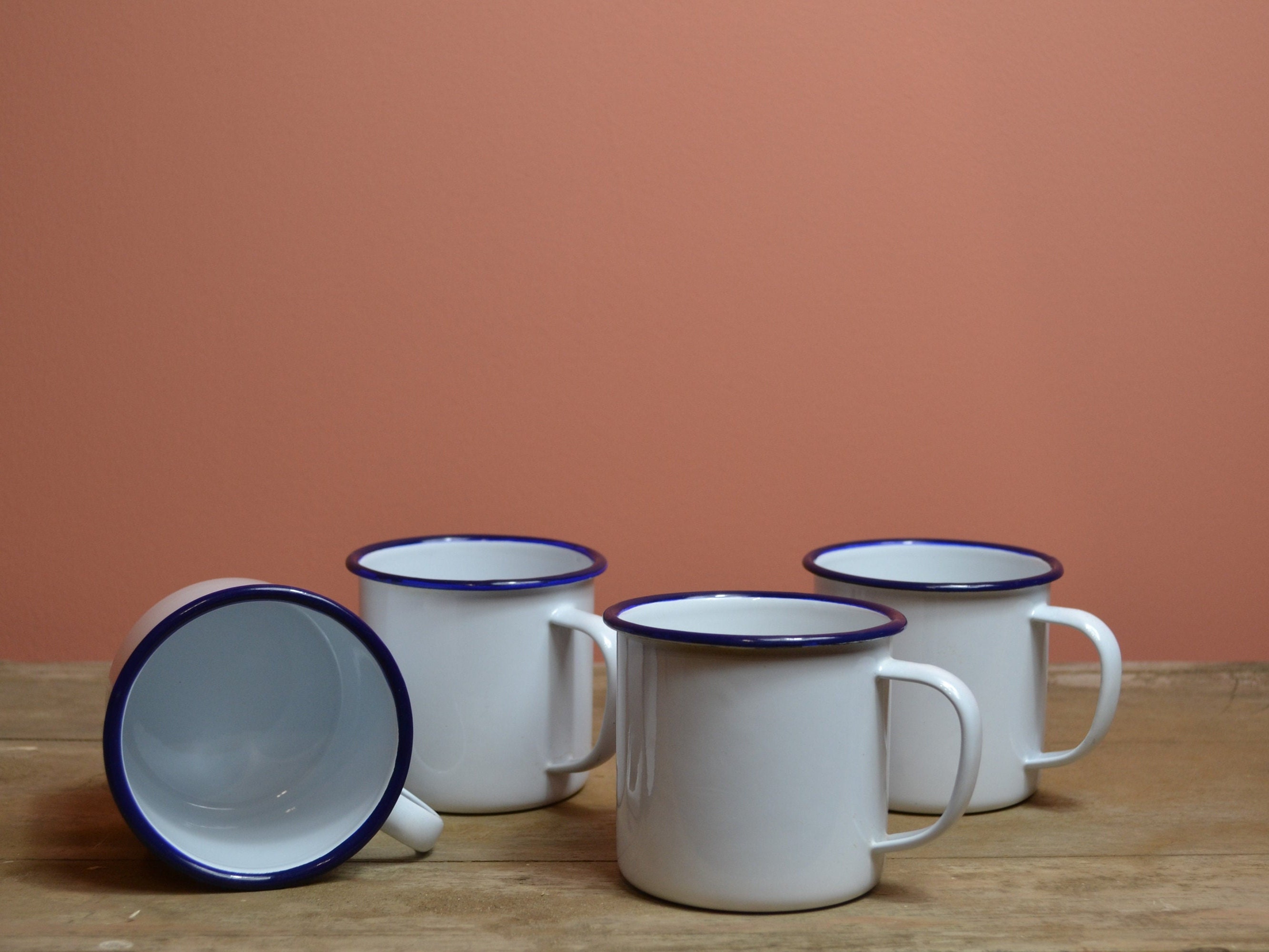 Lot de 4 Tasses Émaillées Vintage/ Mugs Émaillés Blanc et Liseré Bleu Marine/ à Thé/ Cafè/ Rustique