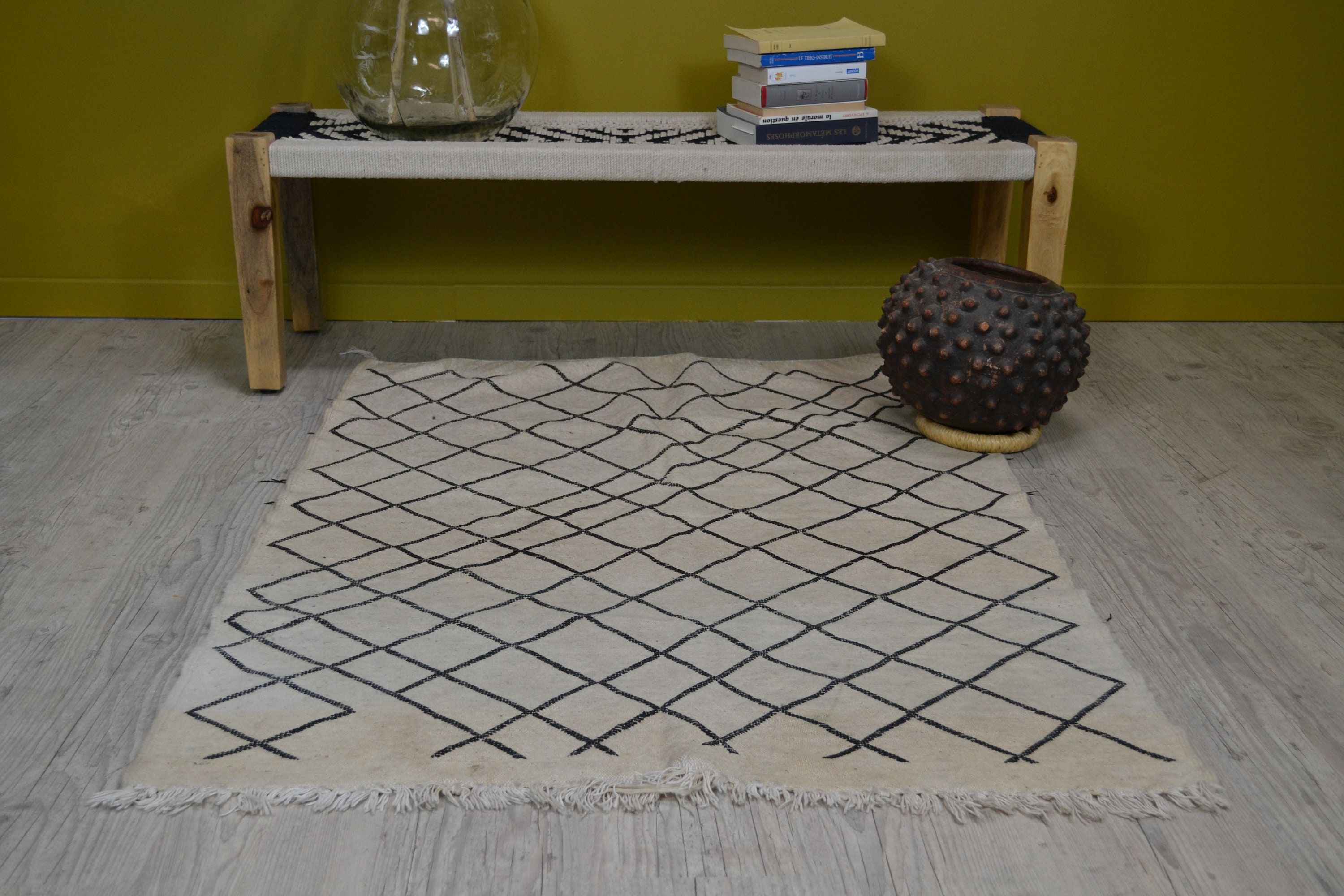 Authentique Tapis Marocain Kilim Vintage/ Dimensions 100x140 cm/ Berbere Beige et Noir Pure Laine/ T