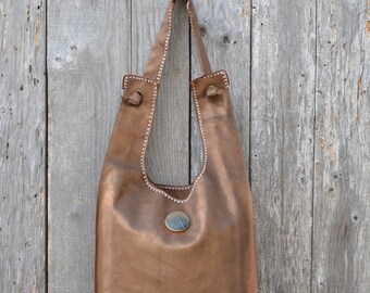 Sac en cuir à porter sur l'épaule ou en bandoulière/ Sac en cuir de vache stylé/ Broderie de finition en fil de sabra/ création unique