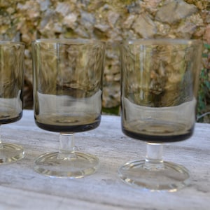 Set of 6 brown smoked stemmed glasses / 20th century vintage glasses / height 9 cm - width 5.5 cm / boho style / 70&#39;s aperitif glasses