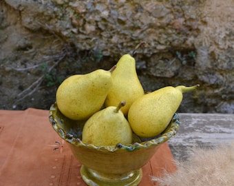 Coupe dentellée sur pied/ Poterie de TAMEGROUTE brute, authentique et parfaitement imparfaite/ céramique marocaine couleur verte/ déco