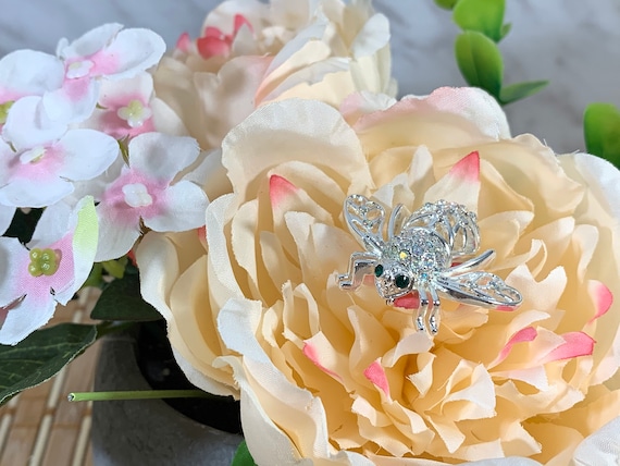 Joan Rivers Classic Collection, Winter silver bee