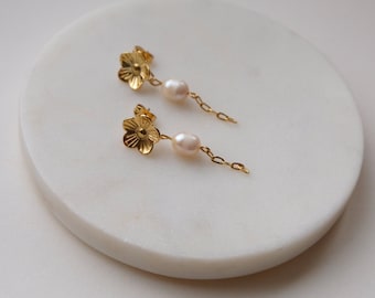 Golden bridal earrings with flower studs and pearl pendant