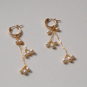Brautohrringe Perlen Creolen aus 14k Hartvergoldetem Messing Eleganter Schmuck für die Braut Bild 1