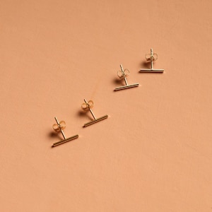 Minimalistische kleine Stab Ohrstecker aus recycletem 925 Silber oder 14k Hartvergoldetem Messing Bild 2