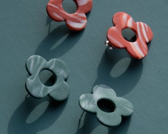 Bunte Blumen Statement Ohrstecker, marmorierte Ohrringe aus Polymer Ton, Boho Ohrstecker