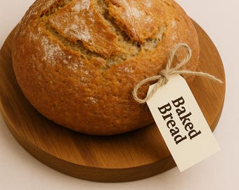 Domowy bochenek chleba rzemieślniczego – świeżo upieczony rustykalny okrągły chleb – prezent pocieszający w formie jedzenia, w stylu zakwasu