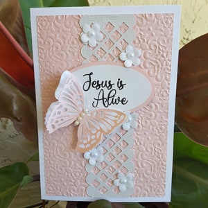 Handgemachte Oster-Grußkarte mit Schmetterling und weißem Blumen-Spitzenelement - Handgemachtes Prägepapier und Perlen