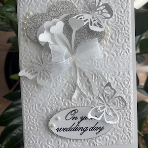 Tarjetas de felicitación de boda personalizadas hechas a mano con corazones y mariposas y cinta - Totalmente personalizables