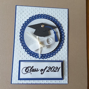Cartão de formatura da turma de 2021 com boné e diploma