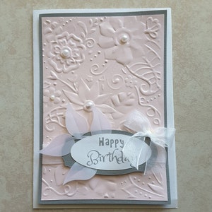 Aangepaste handgemaakte happy birthday roze en grijze reliëf wenskaart