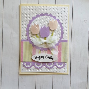 Tarjeta de felicitación de feliz Pascua hecha a mano con tulipanes en colores pastel, interior en blanco