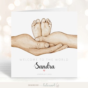 Personalisierte Namenskarte zur Geburt eines neuen Babys, Geschenk „Willkommen auf der Welt“, Karte für ein neugeborenes Mädchen, Karte für einen Jungen, Hände, die die Füße des Babys halten