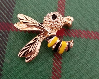 Vtg Gerrys Geraldine Giles Yellow Jacket Hornet Wasp Insect Pin Brooch, Goldplate and Enamel, Textured Head and Wings, Marked Gerrys, 1950 -