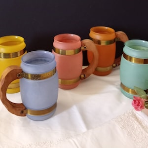 Set van 5 MCM Siesta Ware mokken van mat satijnglas met gesneden houten handgrepen, messing legeringsbanden, in gemengde kleuren, jaren 1950-60