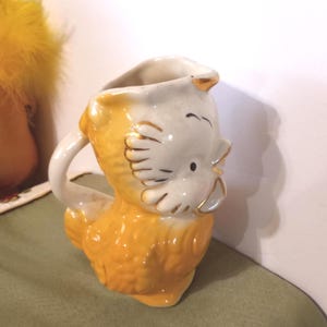 Jarra vintage de cerámica Shawnee con forma de pollito: detalles en oro de 22 quilates, decoración de Pascua de mediados de siglo, 16,5 cm de alto