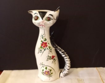 Brocca o vaso per gatti dipinto a mano italiano della metà del secolo Vtg, la coda è maniglia. L'orecchio è beccuccio o uso come vaso, alto 8,5 pollici, Italia, anni '50