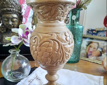 Jarrón de madera de teca tallado a mano: diseño floral vintage, hecho en India.