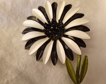 Broche vintage flower power, pétalos esmaltados en blanco y negro, centro negro, tallo y hojas verdes, estilo mod, finales de la década de 1960-principios de la década de 1970