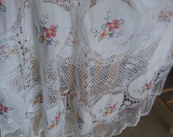 Dalla Olga Burano White Handmade Venetian Lace and Flower Embroidered Round Lace Tablecloth, Never Used Vintage, Tag Still On