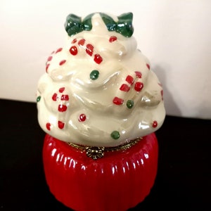 Vtg Hinged Ceramic Christmas Cupcake Music Box, Opens to Show 3 Baker Bears that Rotate When Wound, Plays Twelve Days of Christmas, 1990s