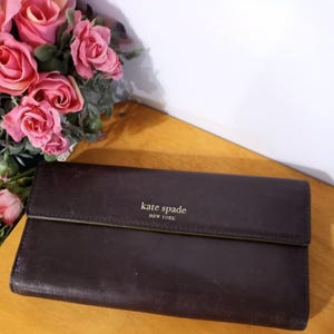 Vtg Kate Spade Morgan Flap Continental Brown Carteira de couro com bolso para notas, forro verde por dentro, bolsos para cartão, bolso para identidade, 7,7" de comprimento, 4,3" de altura