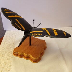 Escultura de mariposa cebra de alas largas tallada a mano en madera - Arte vintage de los años 80
