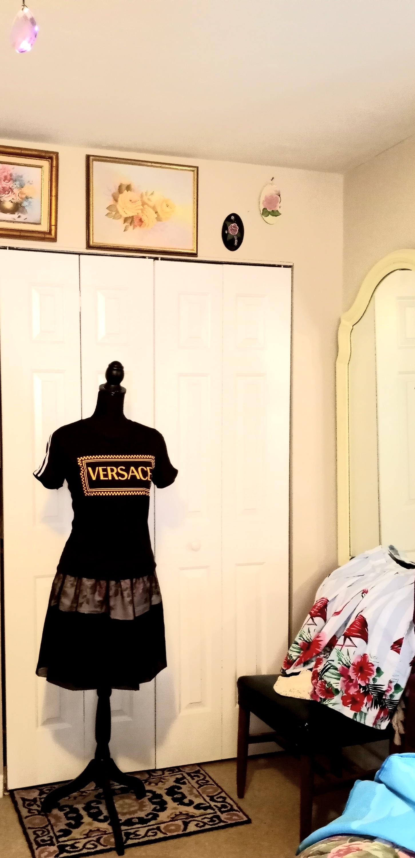 【関税＆送料込み】Versace \"Starry Sky\" T-Shirt Versace // Black & Multicolour Graphic T-Shirt – VSP Consignment