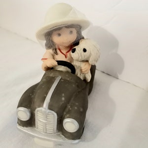 Vtg Enesco 'Near or Far, You're Always in My Heart', porseleinen porseleinen beeldje van klein meisje dat met puppy in haar auto rijdt, sluier op hoed, 1999