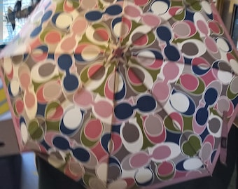 Ombrello pop-up vintage Coach Designer con bottoni, design classico con logo Coach, protezione da pioggia o sole, diametro della copertura circa 89 cm quando aperto, anni '90