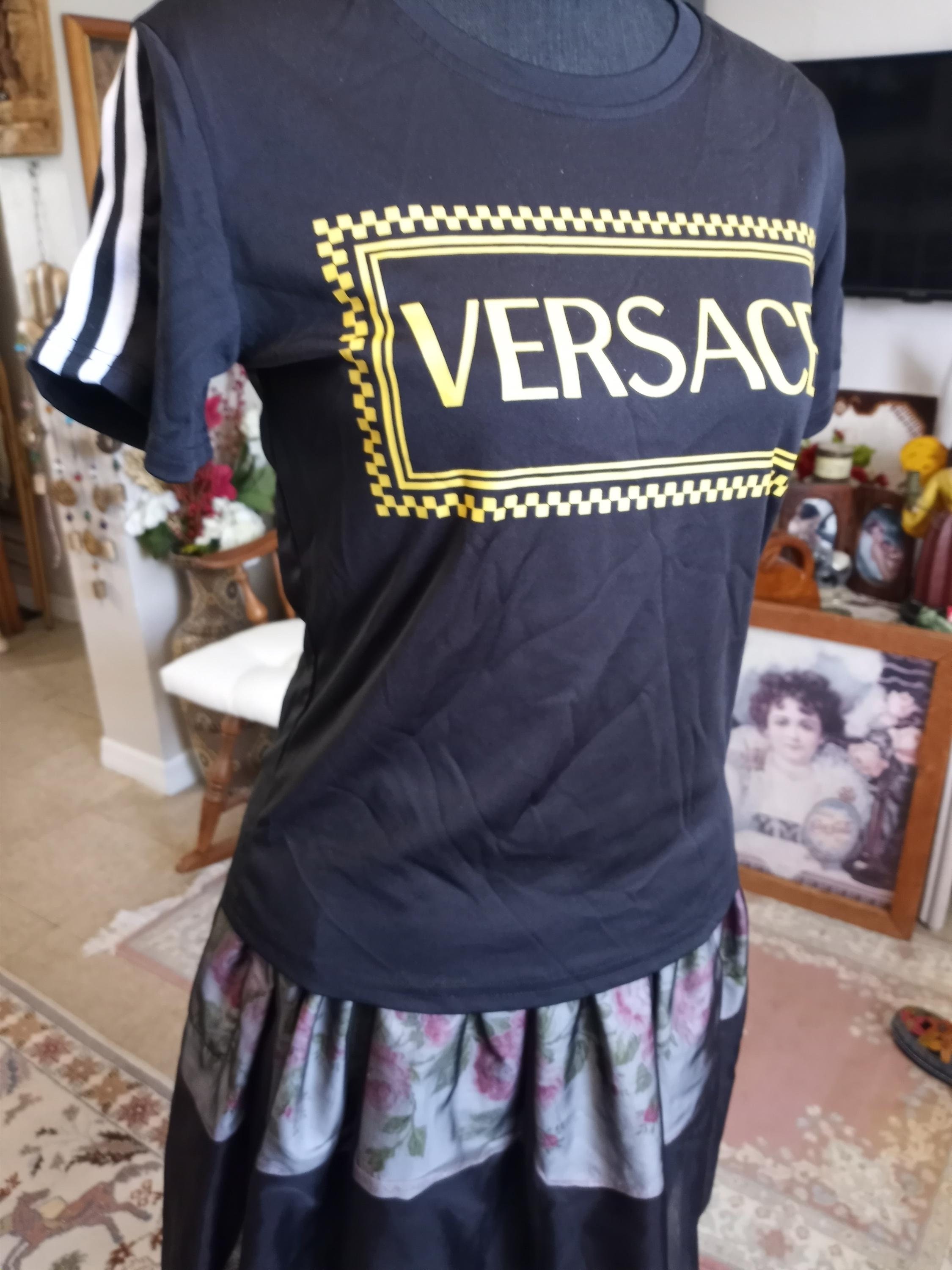 【関税＆送料込み】Versace T-Shirt '90S Vintage Logo Versace Versace 90s Vintage logo T-shirt | A83915A228806A2048