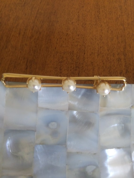 Vtg Three Faux Pearls on 24K Goldfill Bar Brooch … - image 4
