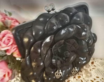 Pochette vintage Brighton Roselle in pelle nera con rose: ciondoli placcati in argento sterling, anni '80