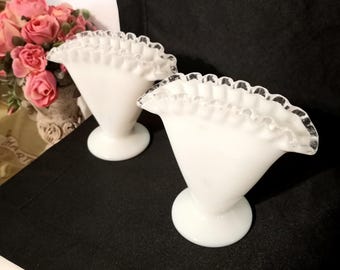 Vasi a ventaglio in vetro opalino Fenton Silver Crest vintage: arredamento moderno di metà secolo
