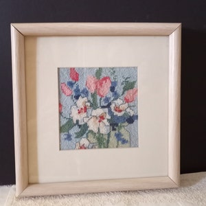 Flores de jardín en un frasco, bordado artesanal, marco de madera blanco roto con cubierta de vidrio, 25 x 25 cm, vintage, década de 1980