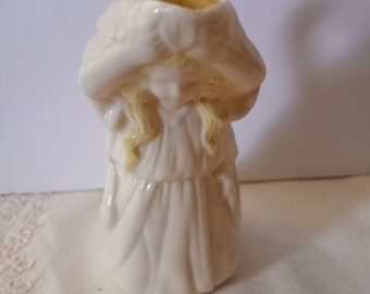 Vtg. Belleek of Ireland, Pot à crème Undine Sea Nymphe en porcelaine fine jaune et crème, pichet, n° 0857, milieu des années 50, Irlande ; 5"