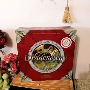 Jogo de tabuleiro de fantasia Dragonology Vtg baseado no livro best-seller, todas as peças de jogo, cartas, dados e instruções estão presentes, Sababa Toys, 2005