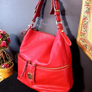 Vtg Dooney & Bourke Dillen Medium Sac Pocket Bag Red Pebbled Leather Mesh Lining, Goldtone Hardware 1990s Shoulderbag, Travel Bag, Beach Bag