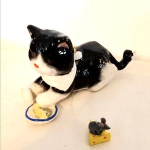 Figura de cerámica de gato esmoquin de los años 80, con dije animado de ratón y queso, cola móvil y adorno de pata.