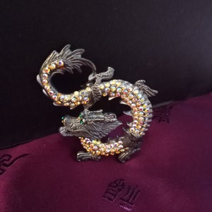 VTG Silvertone Dragon broche sieraden pin met gefacetteerde Aurora Borealis glaskristallen & smaragdgroene kristallen ogen, jaren 1970-80
