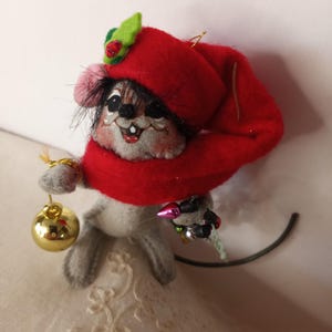 Vtg Artist Annalee Handmade Handpainted Christmas Mouse Christmas Tree Ornament, Mouse Holding Gold Xmas Tree Ornament, Annalee, USA, 1980s