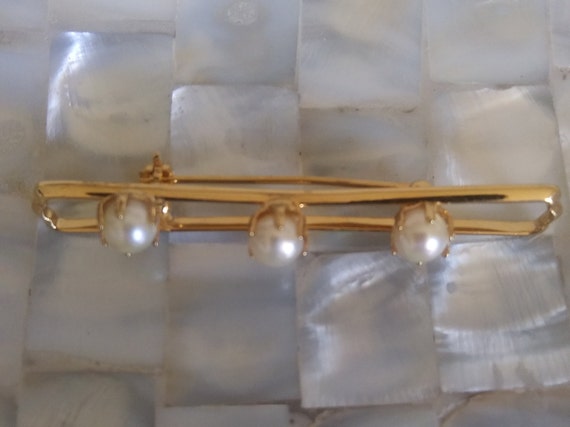Vtg Three Faux Pearls on 24K Goldfill Bar Brooch … - image 3