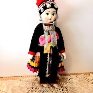 Vintage Hmong Stammes Puppe: Handbemaltes Porzellan, Authentisch Kostüm