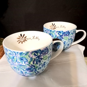 Lilly Pulitzer Set of 2 Lg 14 oz Mugs Blue Flowers, 24K Gold Handles & Accents Has Signature XXLilly Inside Cup Edge, Designer Mug Set 1990s