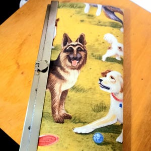 Billetera y tarjetero vintage de satén con diseño de perros jugando, cierre y marco de metal dorado, década de 1980