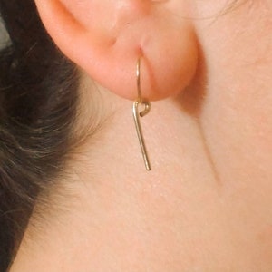 Kleine staafbedeltje huggie oorringen in 14k geel gevuld goud. Geometrische handgemaakte unisex sieraden. Minimalistische hoepel creolen.